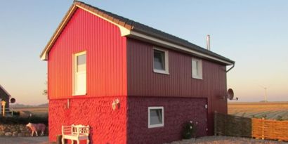 rotes Ferienhaus auf Nordstrand